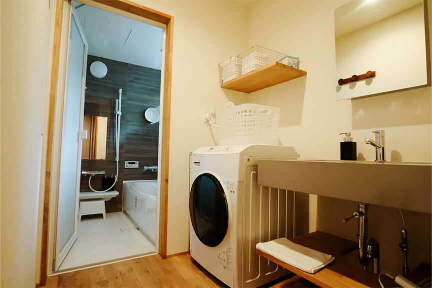 Photos of bathrooms and washing machines