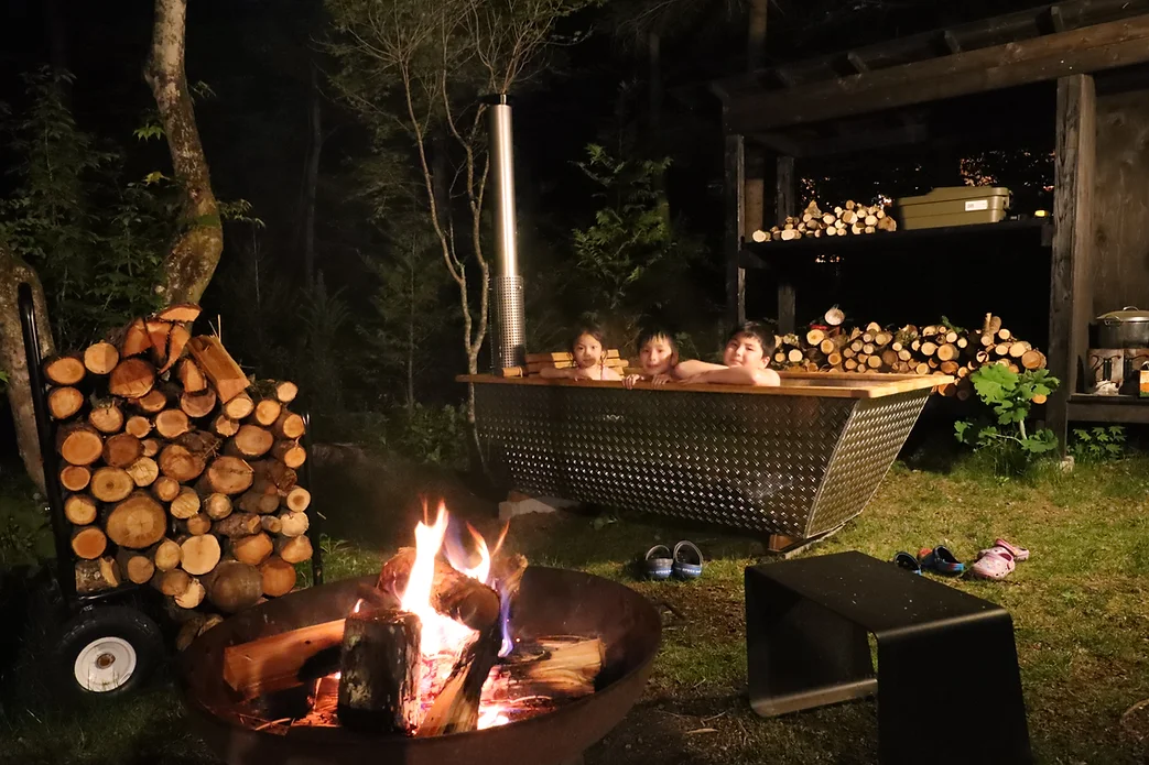 木柴和露天浴池的夜景照片